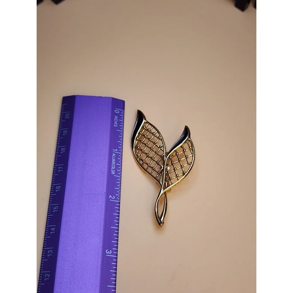 Vintage Leaf Basket‎ Weave Filigree Gold Tone Enamel Brooch Pin Mid Century